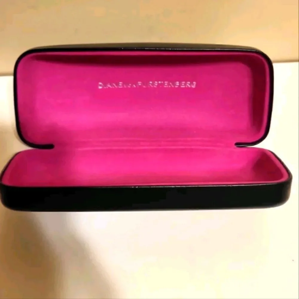 NEW DVF Black Leather Fuchsia Velvet Lined Hard Clamshell Eye/Sunglass Case